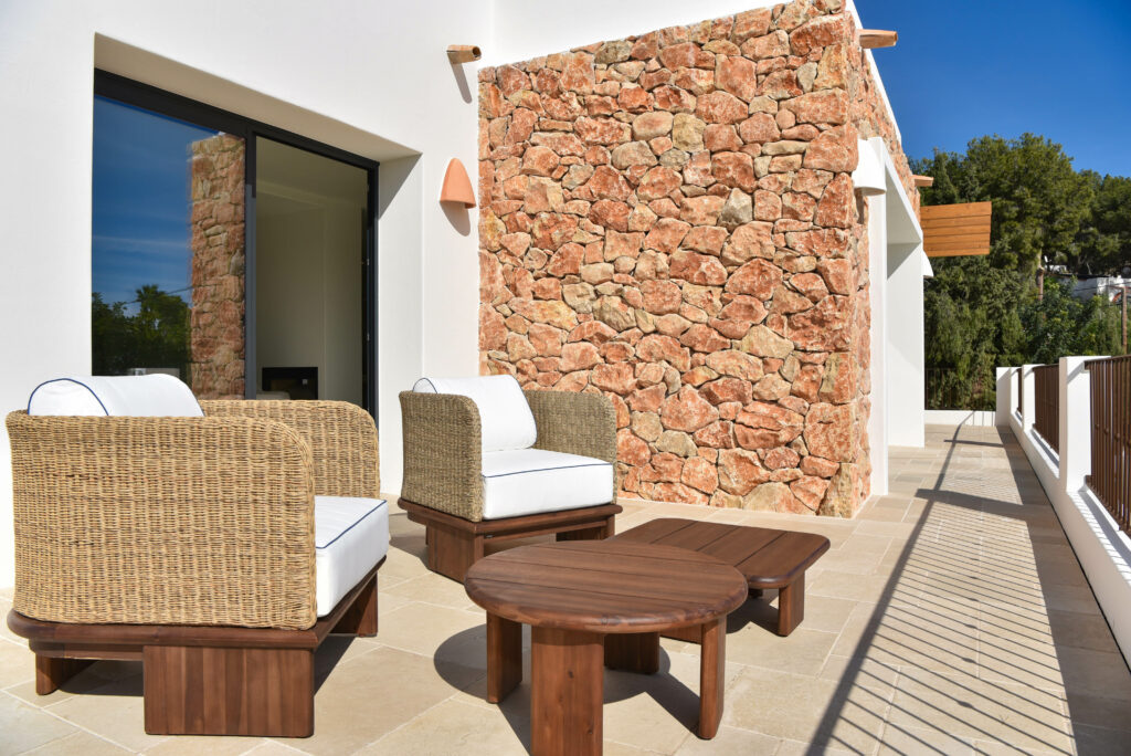 Villa méditerranéenne neuve à Moraira avec piscine privée, garage et vues panoramiques.