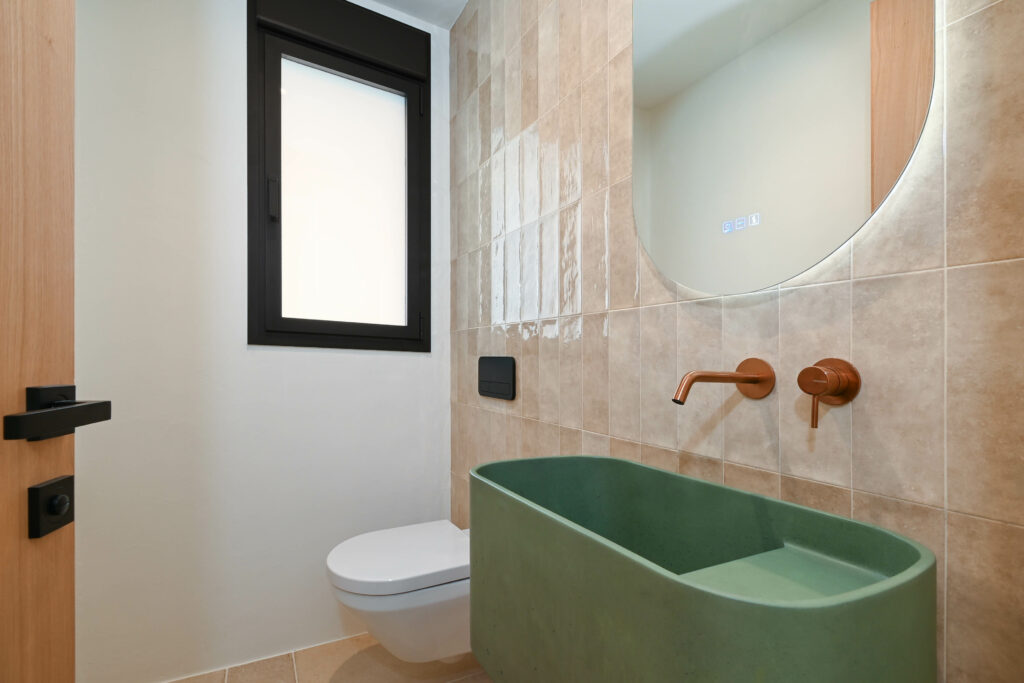Villa méditerranéenne neuve à Moraira avec piscine privée, garage et vues panoramiques.