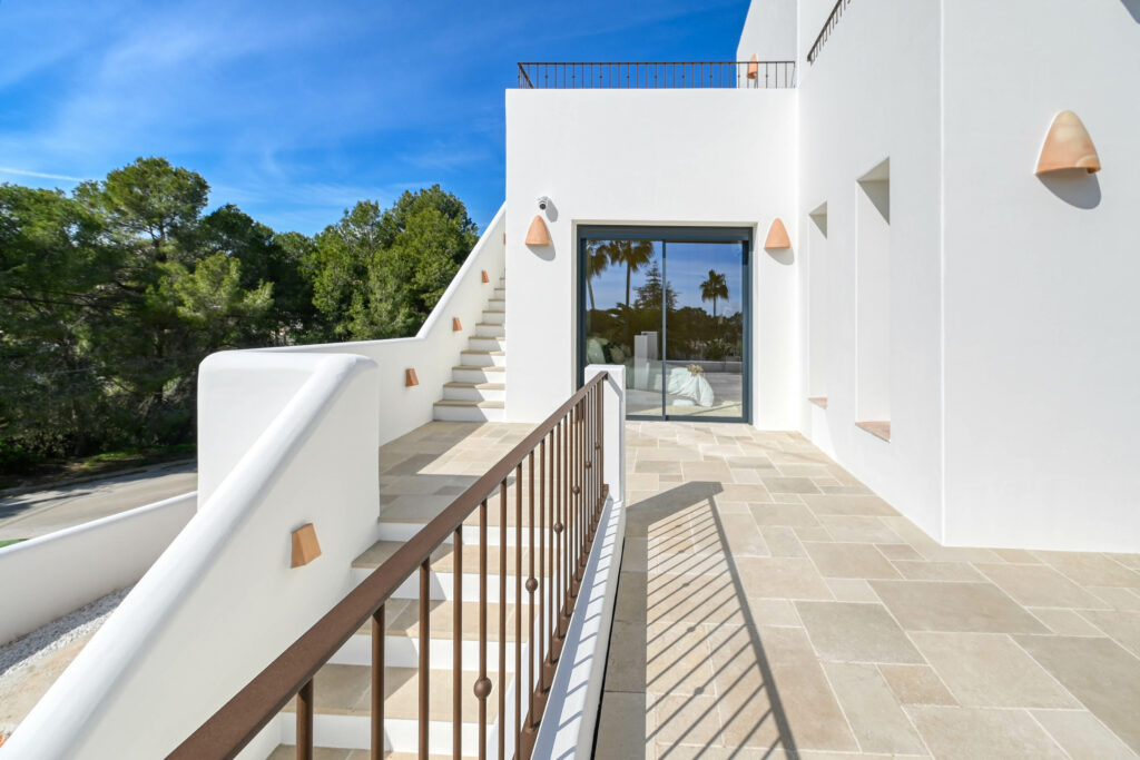 Villa méditerranéenne neuve à Moraira avec piscine privée, garage et vues panoramiques.