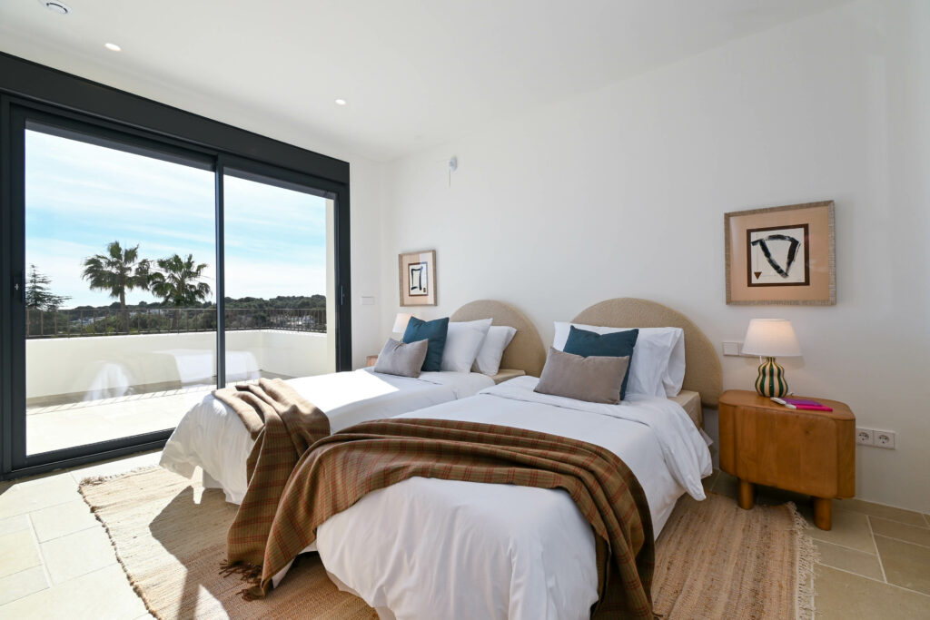 Villa méditerranéenne neuve à Moraira avec piscine privée, garage et vues panoramiques.