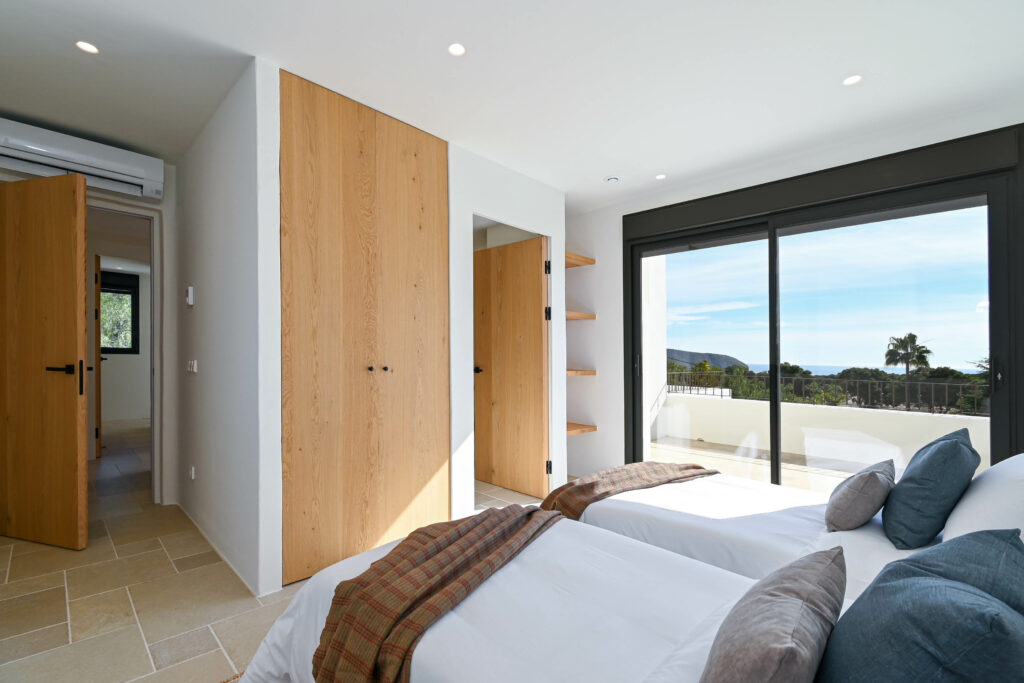 Villa méditerranéenne neuve à Moraira avec piscine privée, garage et vues panoramiques.