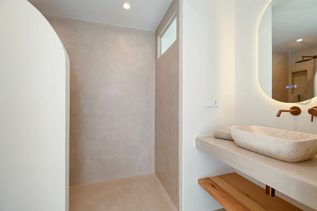Villa méditerranéenne neuve à Moraira avec piscine privée, garage et vues panoramiques.