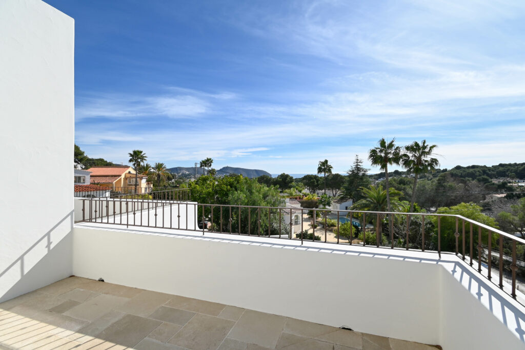Villa méditerranéenne neuve à Moraira avec piscine privée, garage et vues panoramiques.