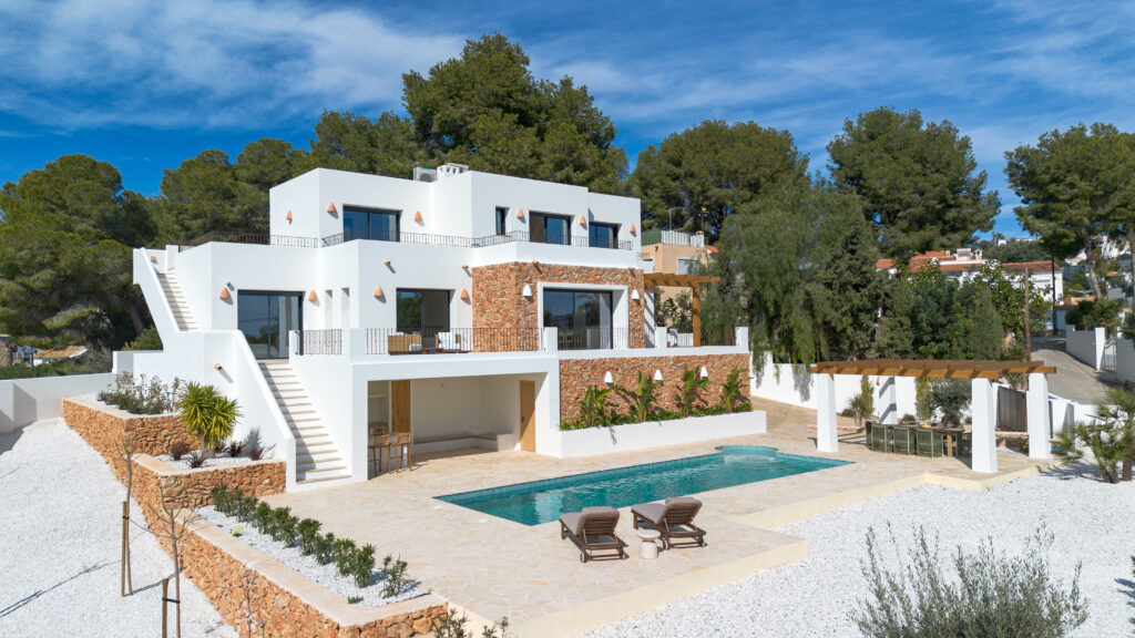 Villa méditerranéenne neuve à Moraira avec piscine privée, garage et vues panoramiques.
