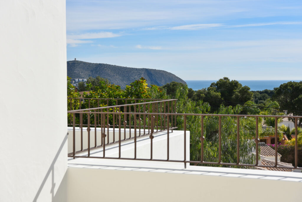 Villa méditerranéenne neuve à Moraira avec piscine privée, garage et vues panoramiques.