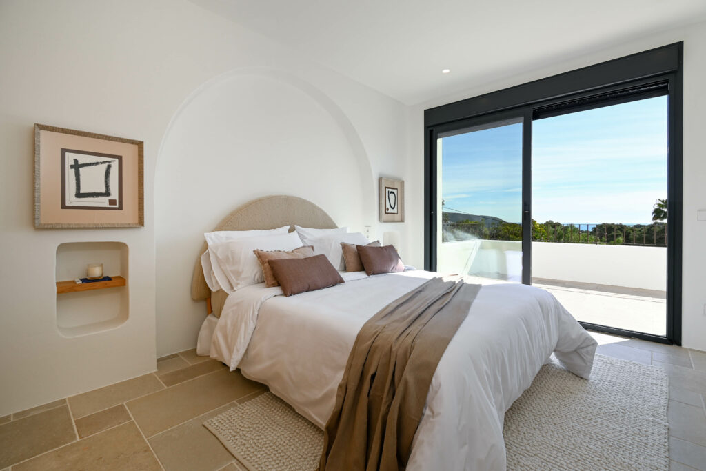 Villa méditerranéenne neuve à Moraira avec piscine privée, garage et vues panoramiques.