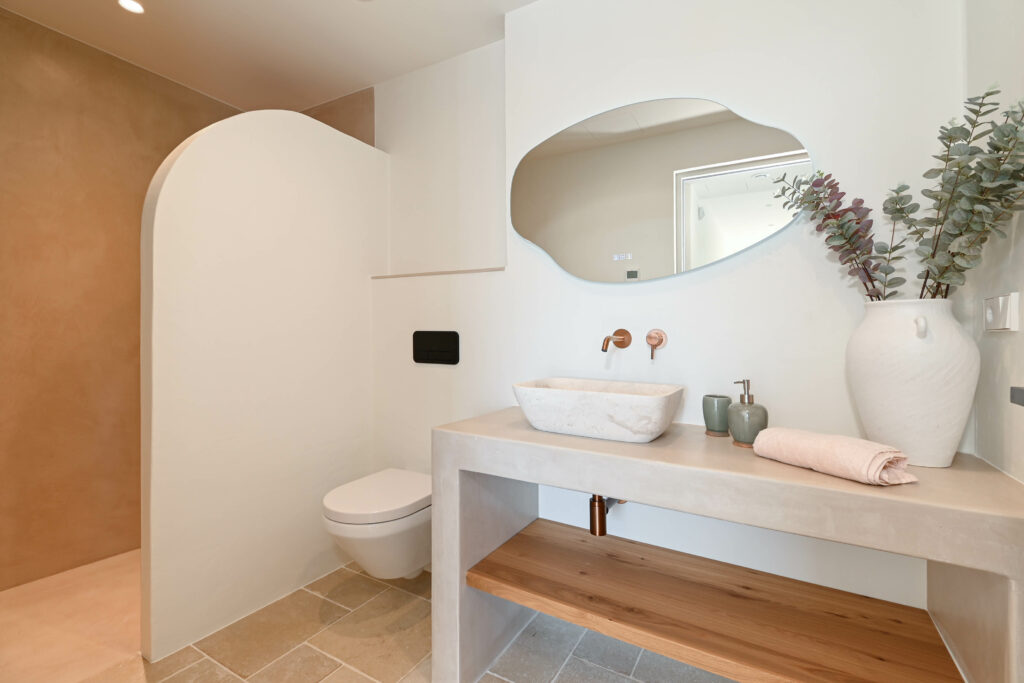 Villa méditerranéenne neuve à Moraira avec piscine privée, garage et vues panoramiques.