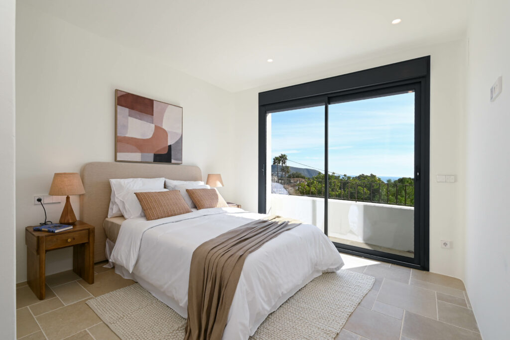 Villa méditerranéenne neuve à Moraira avec piscine privée, garage et vues panoramiques.