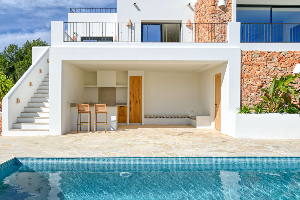 Villa méditerranéenne neuve à Moraira avec piscine privée, garage et vues panoramiques.