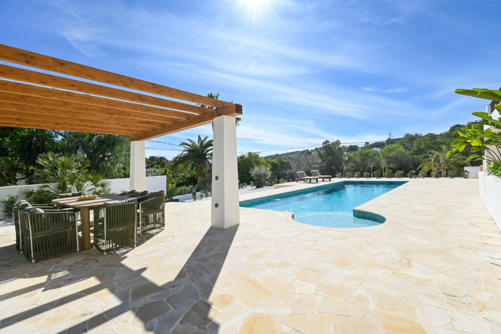 Villa méditerranéenne neuve à Moraira avec piscine privée, garage et vues panoramiques.