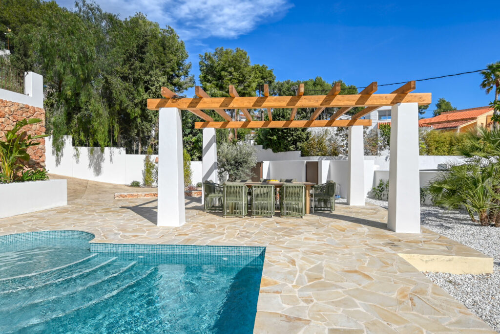 Villa méditerranéenne neuve à Moraira avec piscine privée, garage et vues panoramiques.