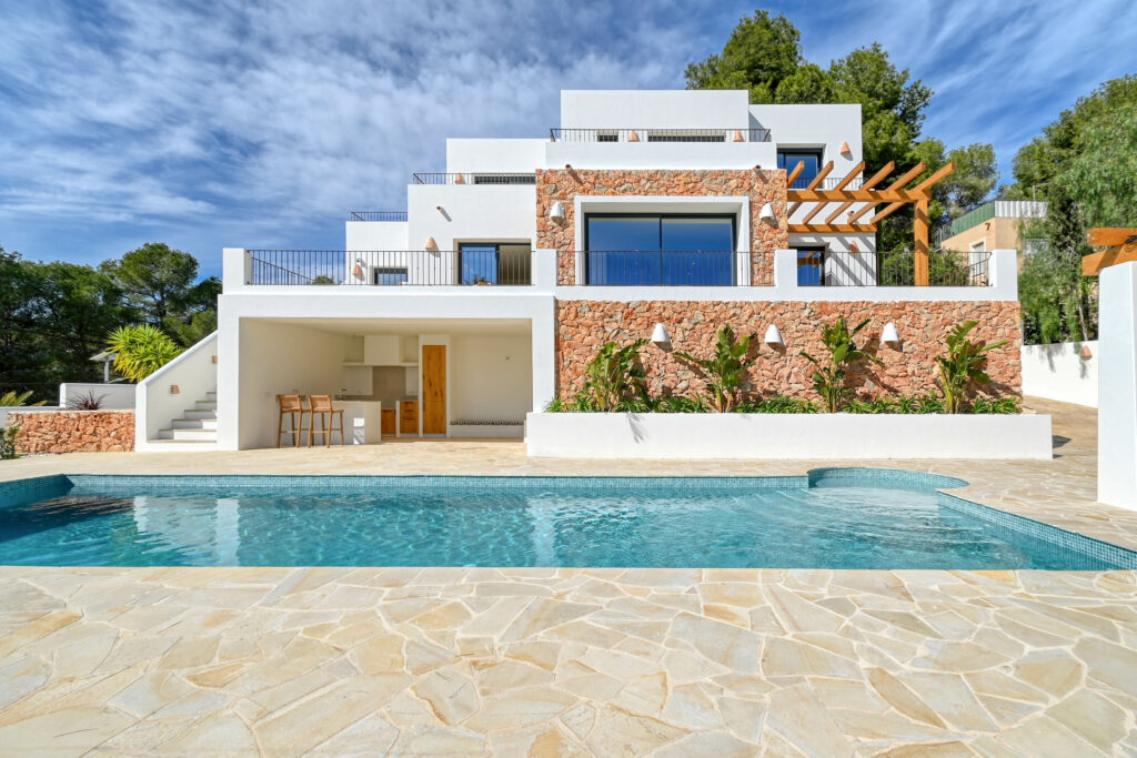 Villa méditerranéenne neuve à Moraira avec piscine privée, garage et vues panoramiques.