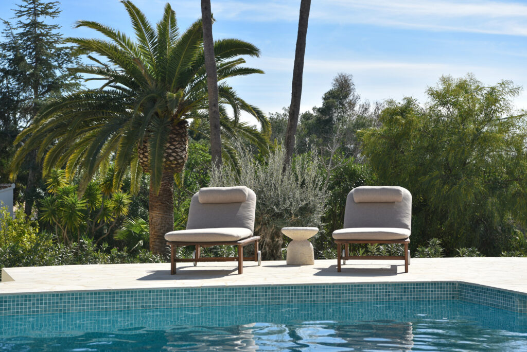 Villa méditerranéenne neuve à Moraira avec piscine privée, garage et vues panoramiques.