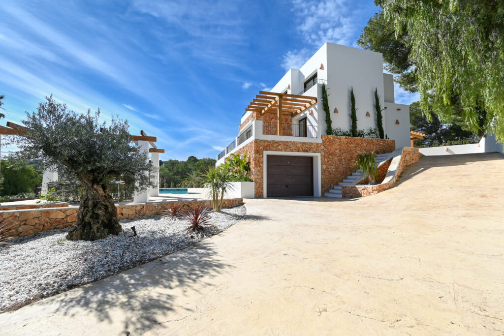 Villa méditerranéenne neuve à Moraira avec piscine privée, garage et vues panoramiques.
