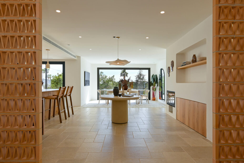 Villa méditerranéenne neuve à Moraira avec piscine privée, garage et vues panoramiques.