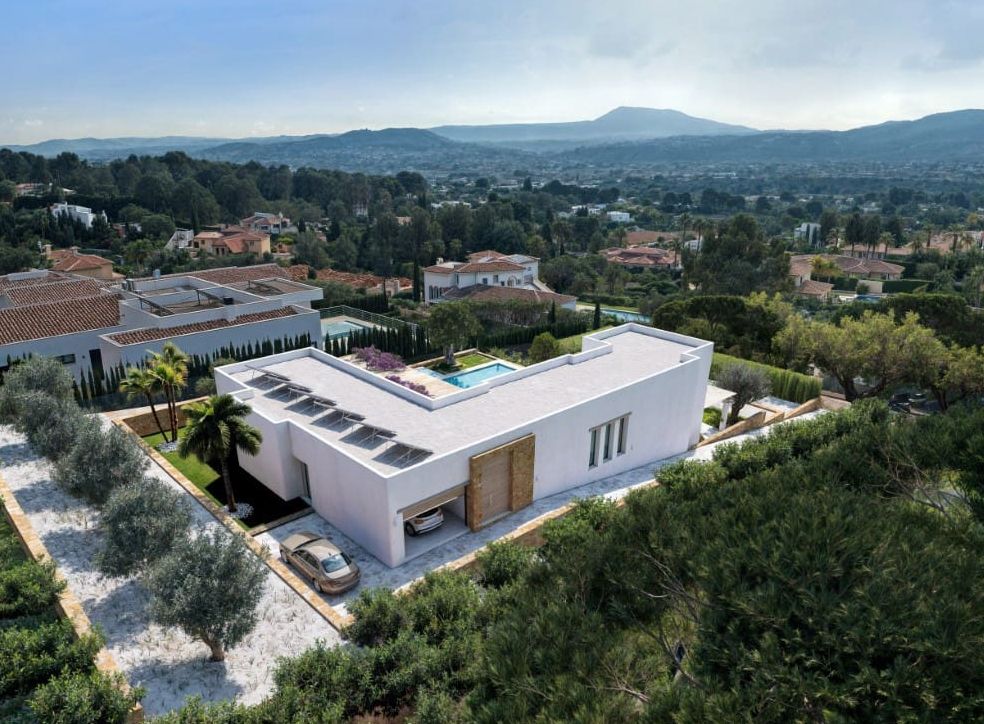 Villa de luxe neuve à Jávea, avec vues panoramiques et appartement indépendant.