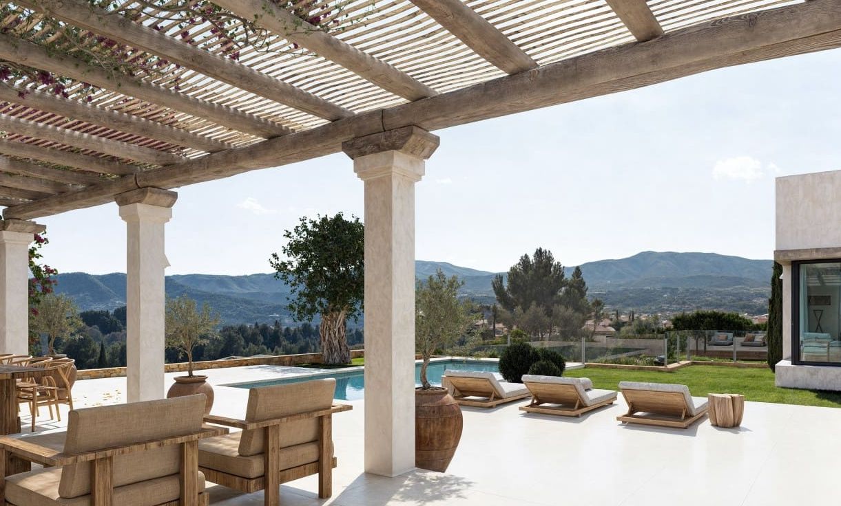 Villa de luxe neuve à Jávea, avec vues panoramiques et appartement indépendant.