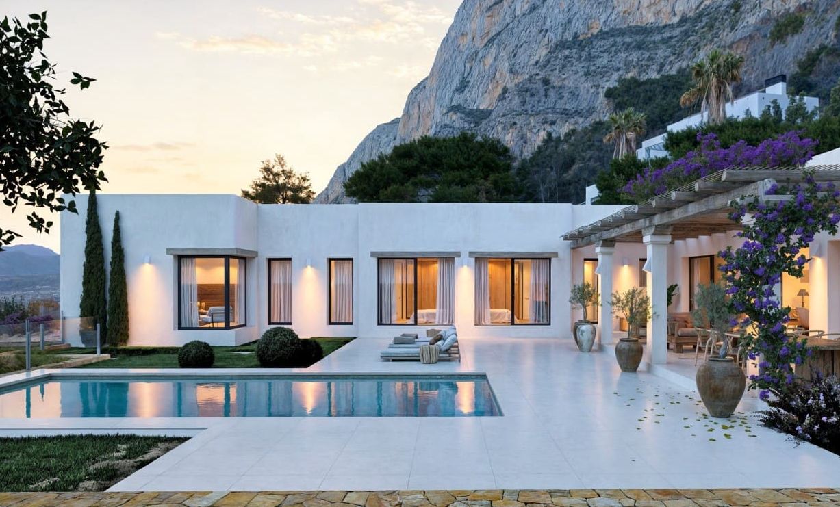 Villa de luxe neuve à Jávea, avec vues panoramiques et appartement indépendant.