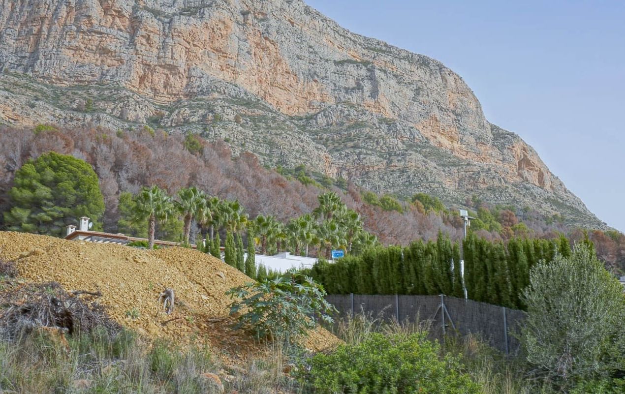 Villa de luxe neuve à Jávea, avec vues panoramiques et appartement indépendant.