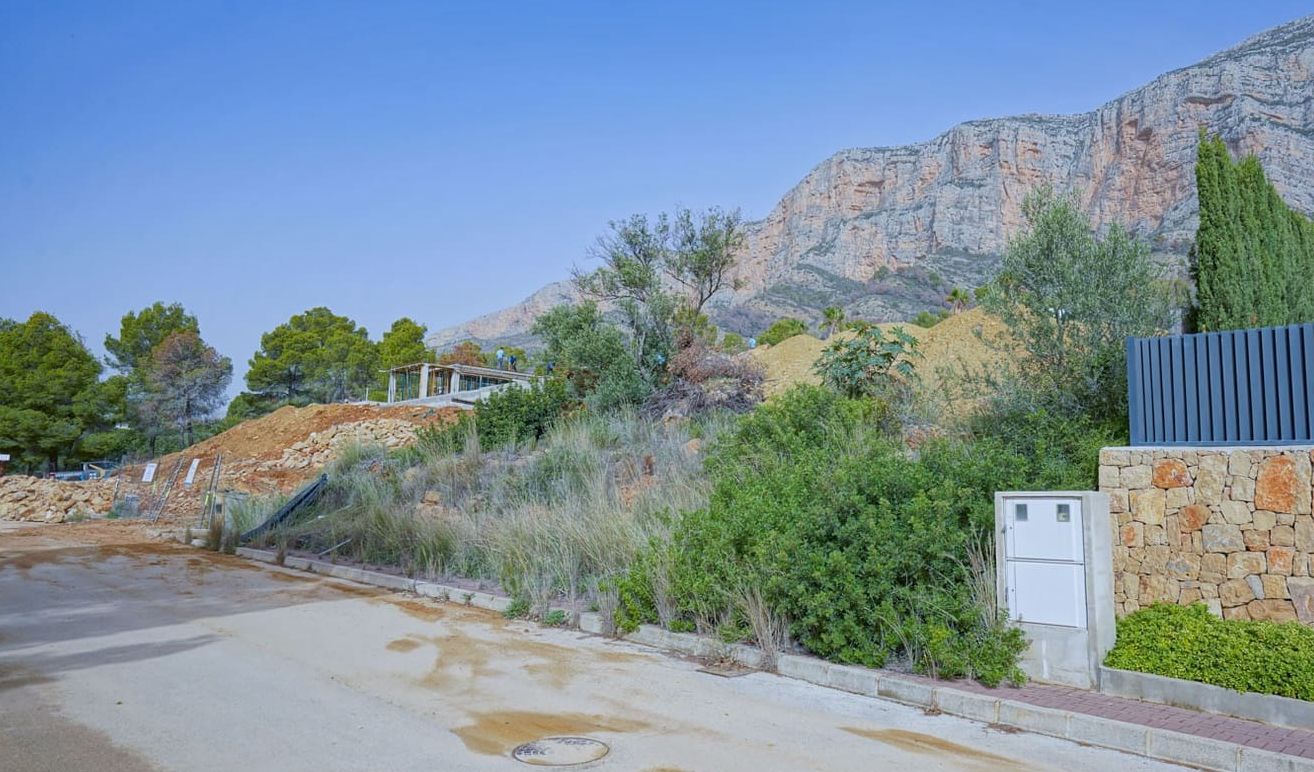 Villa de luxe neuve à Jávea, avec vues panoramiques et appartement indépendant.