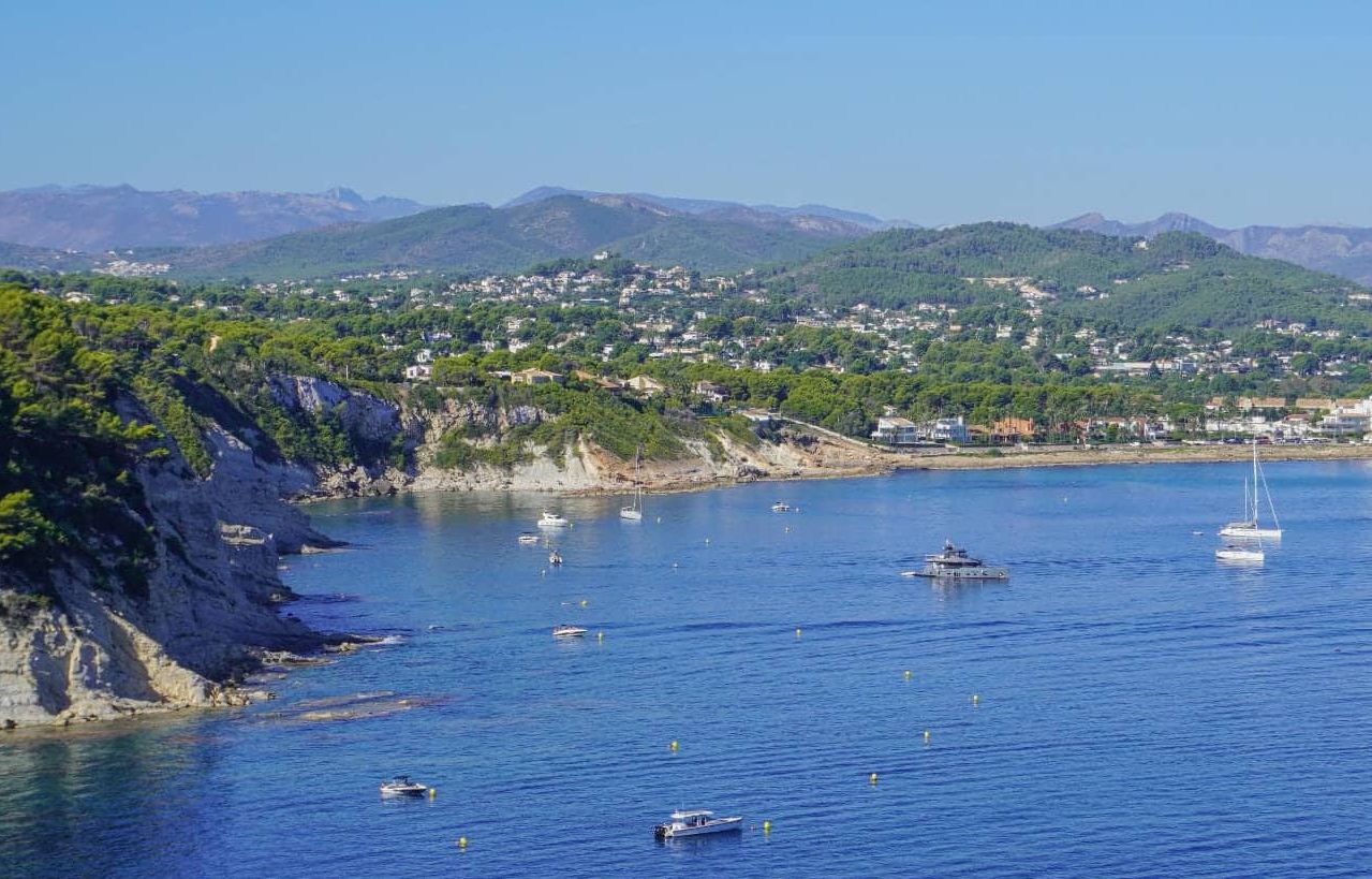 Villa de luxe neuve à Jávea, avec vues panoramiques et appartement indépendant.