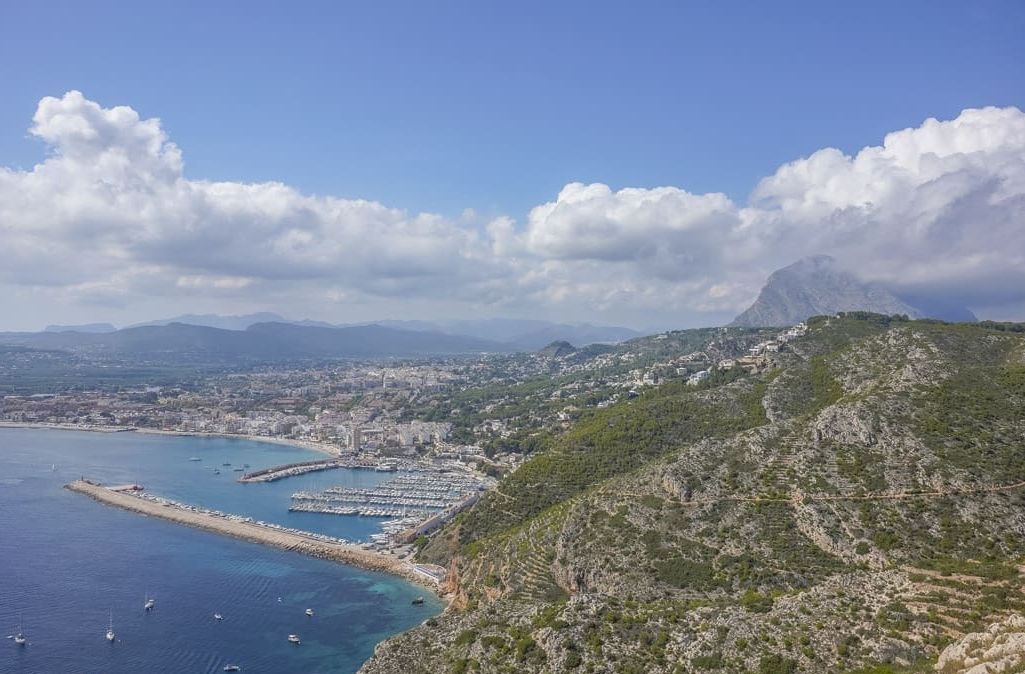 Villa de luxe neuve à Jávea, avec vues panoramiques et appartement indépendant.