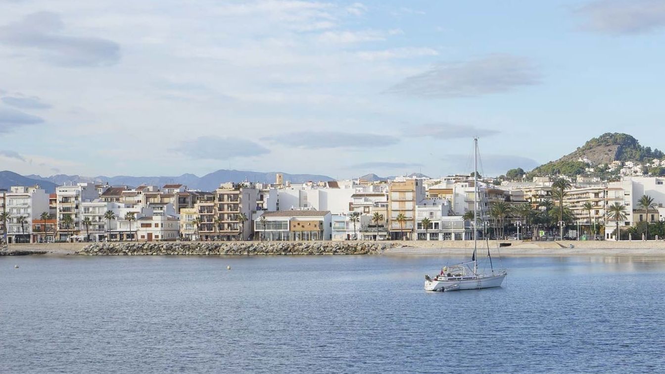 Villa de luxe neuve à Jávea, avec vues panoramiques et appartement indépendant.