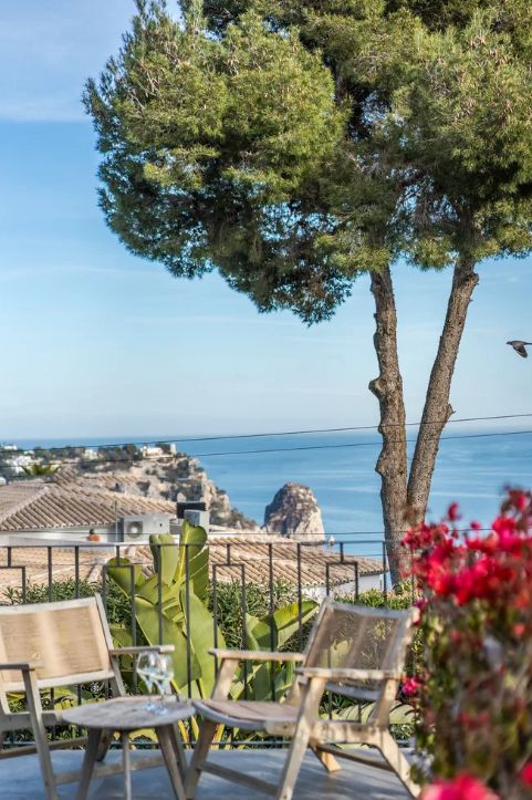 Villa boho-chic à Jávea avec vue sur la mer, deux logements indépendants et piscine privée.