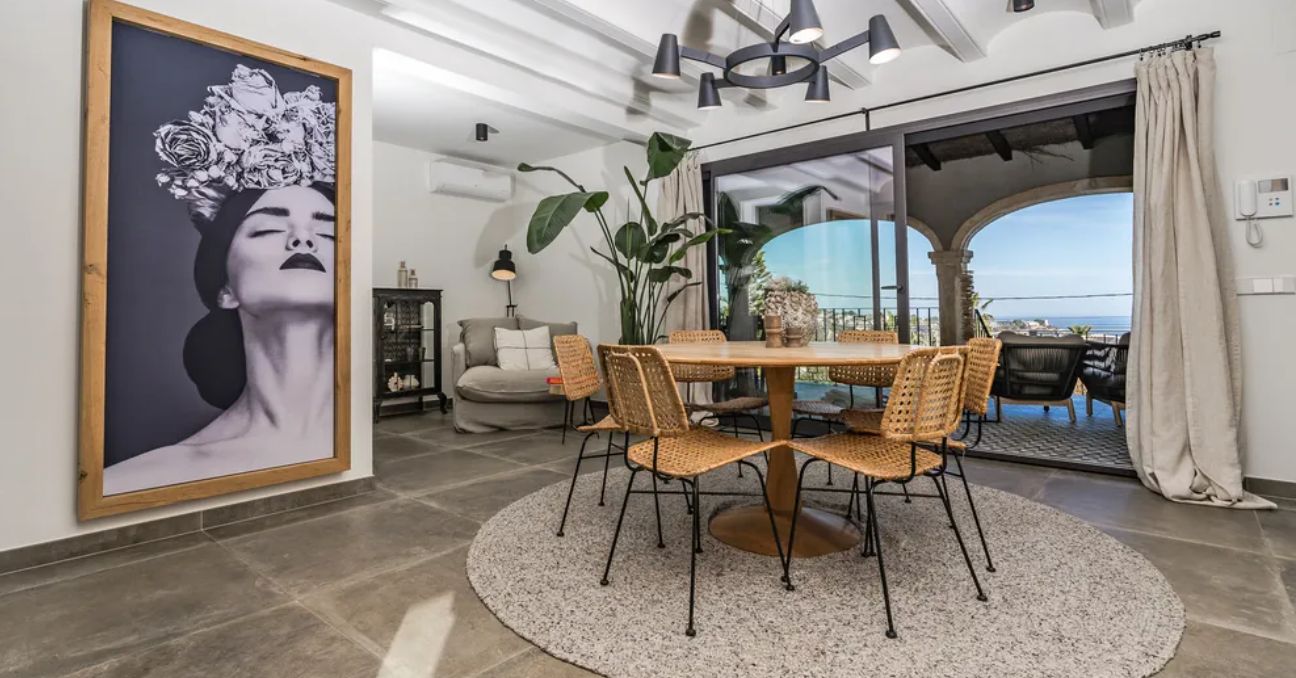 Villa boho-chic à Jávea avec vue sur la mer, deux logements indépendants et piscine privée.