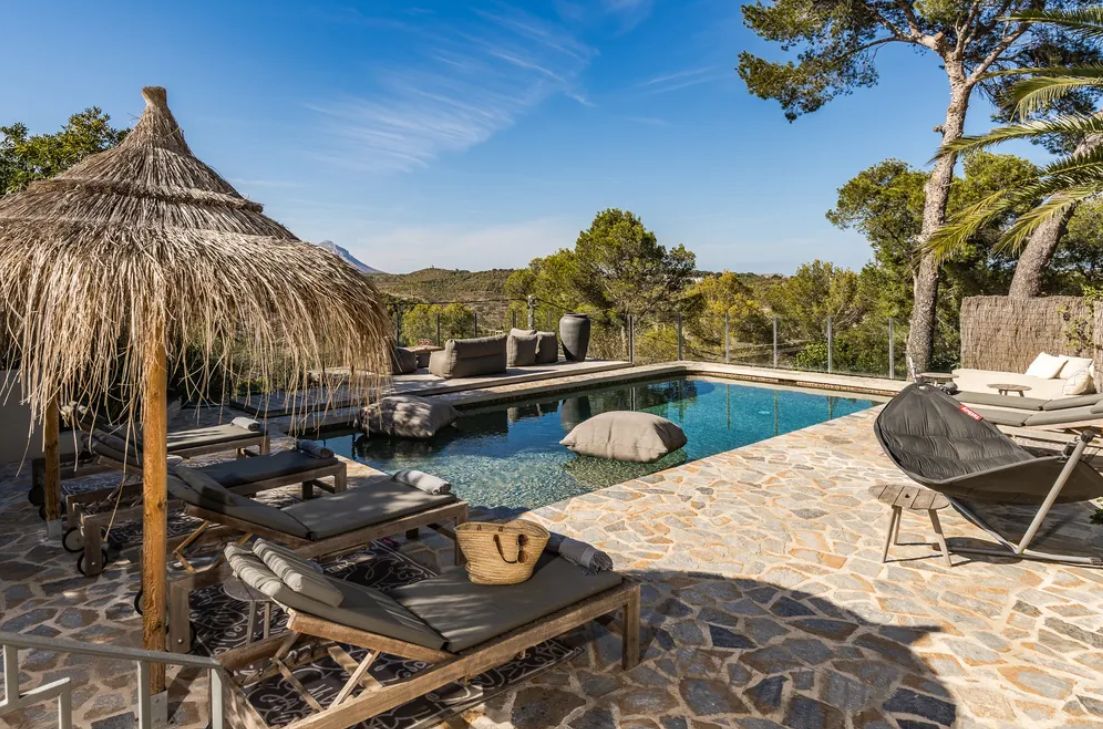 Villa boho-chic à Jávea avec vue sur la mer, deux logements indépendants et piscine privée.