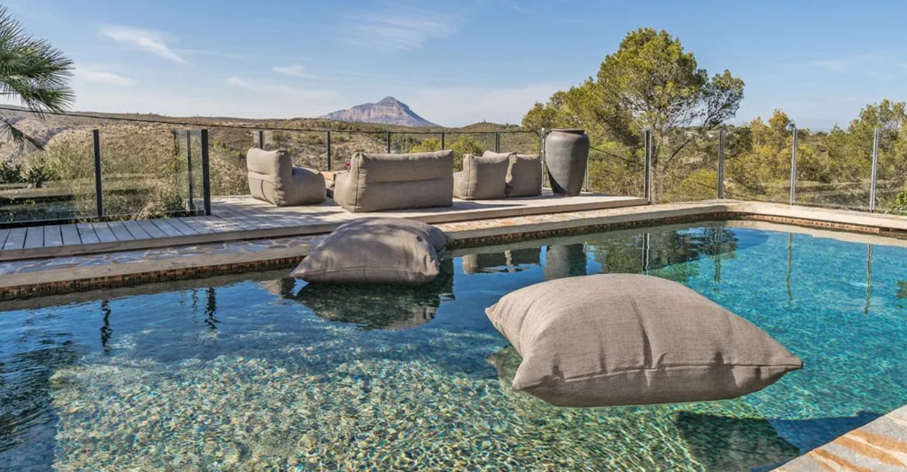 Villa boho-chic à Jávea avec vue sur la mer, deux logements indépendants et piscine privée.