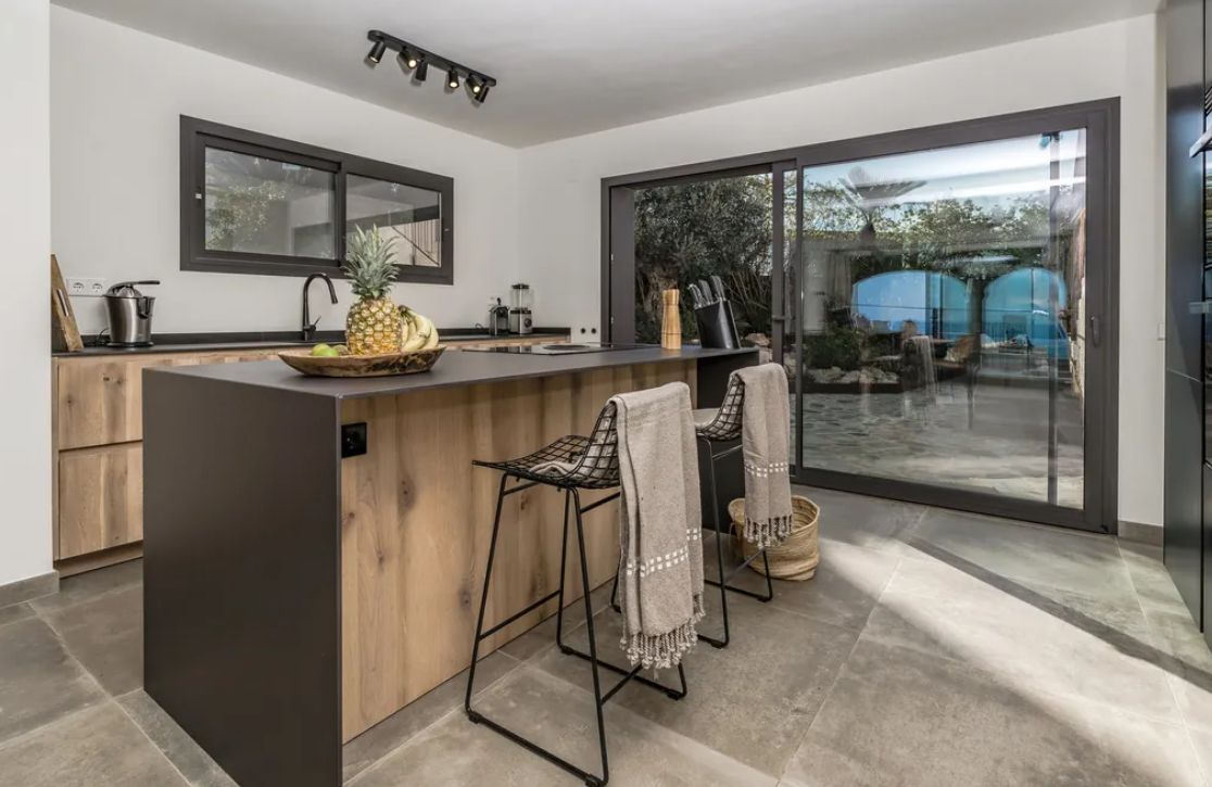 Villa boho-chic à Jávea avec vue sur la mer, deux logements indépendants et piscine privée.