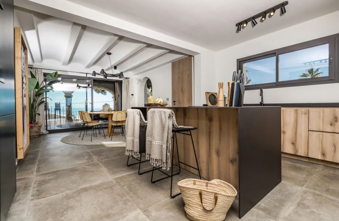 Villa boho-chic à Jávea avec vue sur la mer, deux logements indépendants et piscine privée.