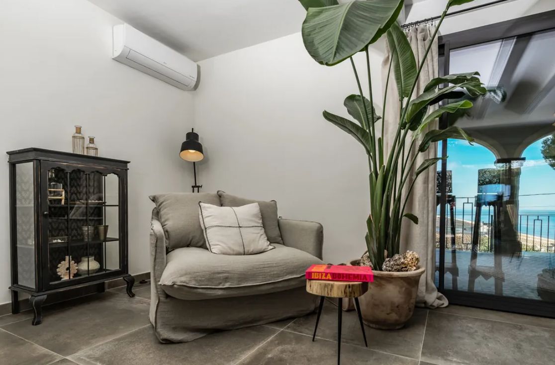 Villa boho-chic à Jávea avec vue sur la mer, deux logements indépendants et piscine privée.