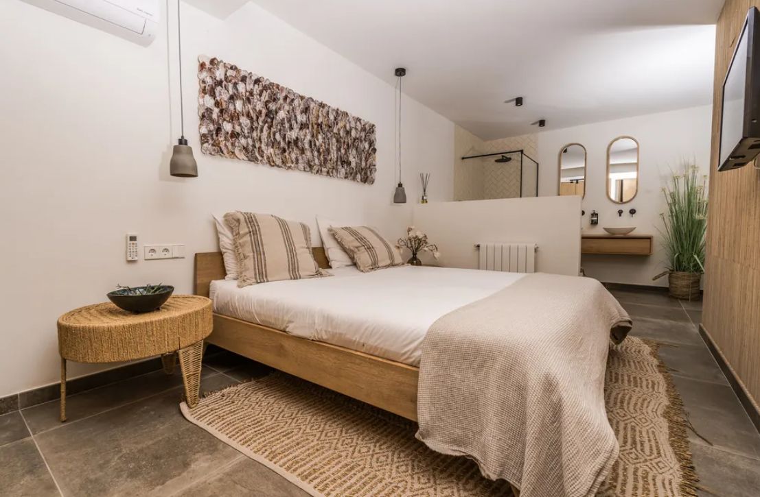 Villa boho-chic à Jávea avec vue sur la mer, deux logements indépendants et piscine privée.