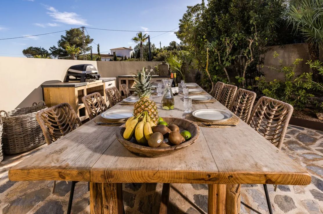 Villa boho-chic à Jávea avec vue sur la mer, deux logements indépendants et piscine privée.
