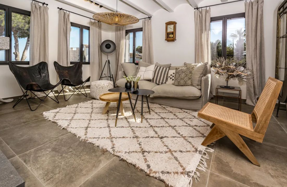 Villa boho-chic à Jávea avec vue sur la mer, deux logements indépendants et piscine privée.