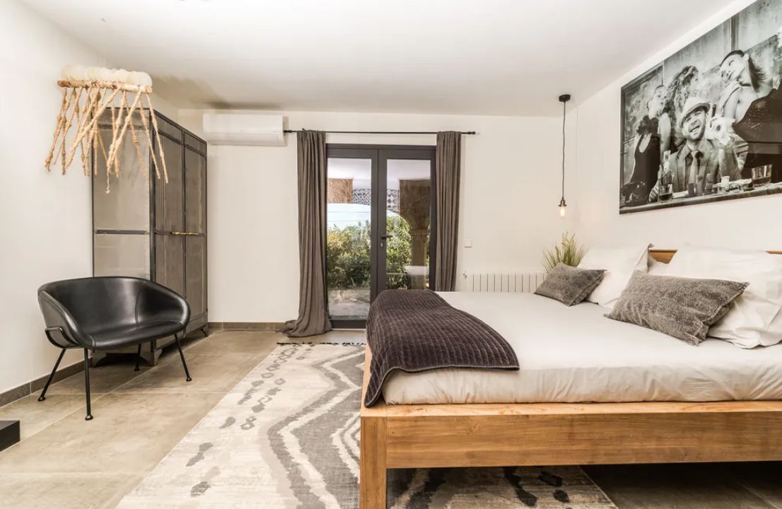 Villa boho-chic à Jávea avec vue sur la mer, deux logements indépendants et piscine privée.