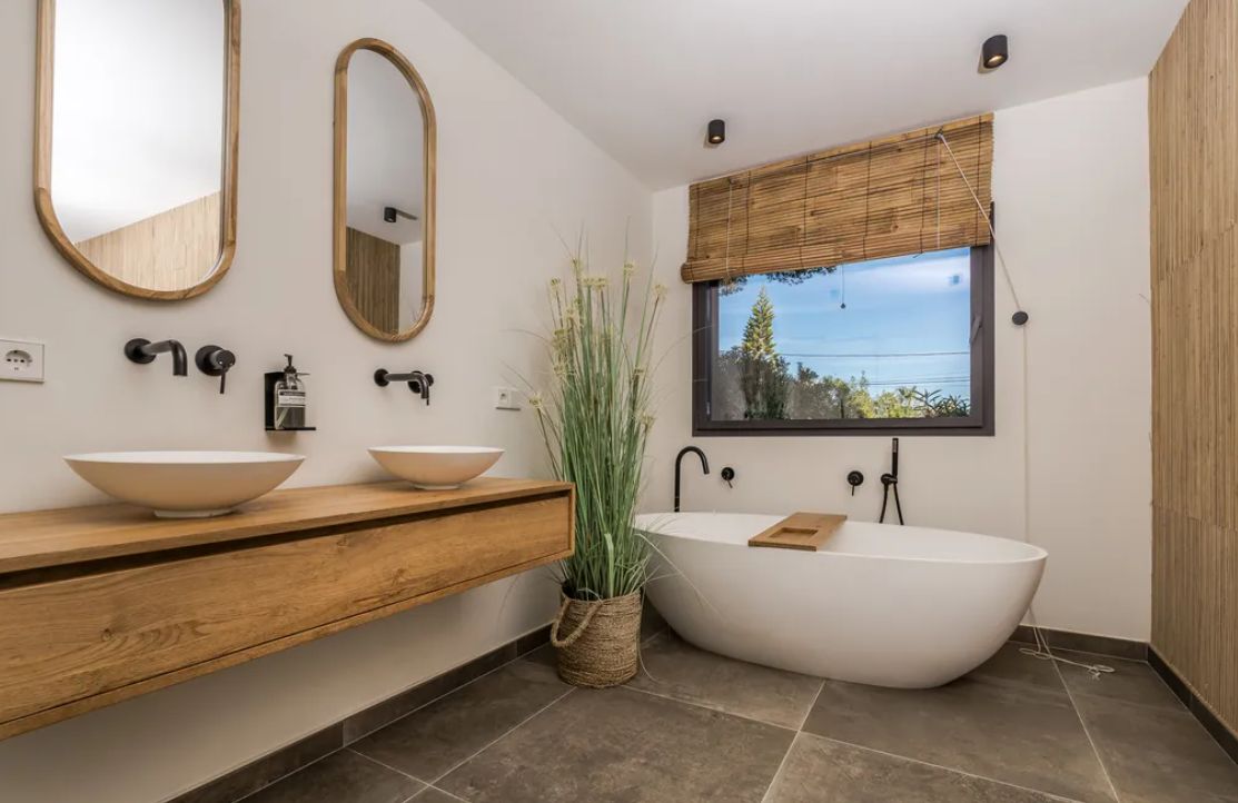 Villa boho-chic à Jávea avec vue sur la mer, deux logements indépendants et piscine privée.