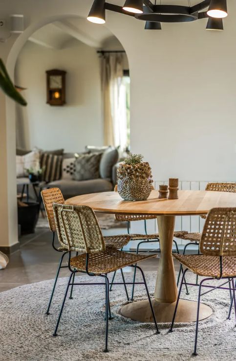 Villa boho-chic à Jávea avec vue sur la mer, deux logements indépendants et piscine privée.