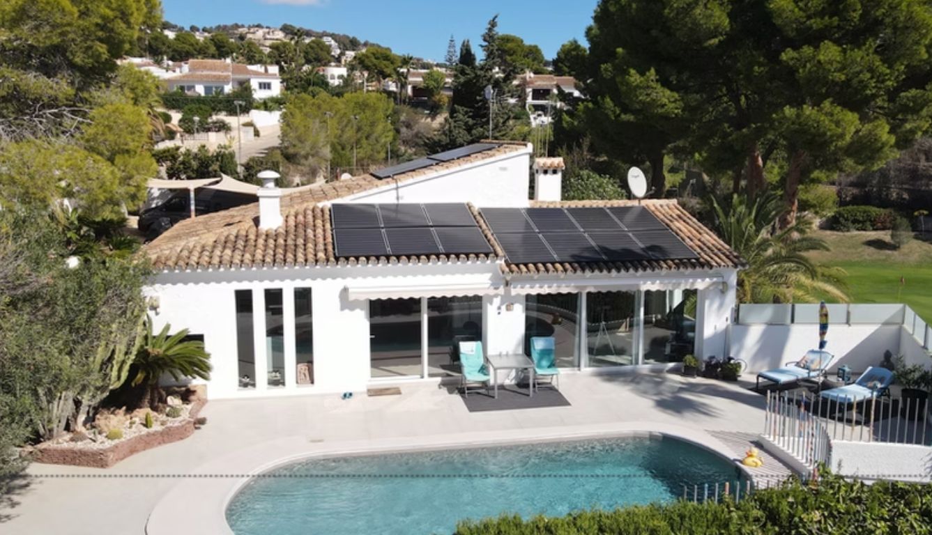 Villa rénovée en première ligne de golf à San Jaime, Benissa, avec vue sur la mer et appartement d'invités.