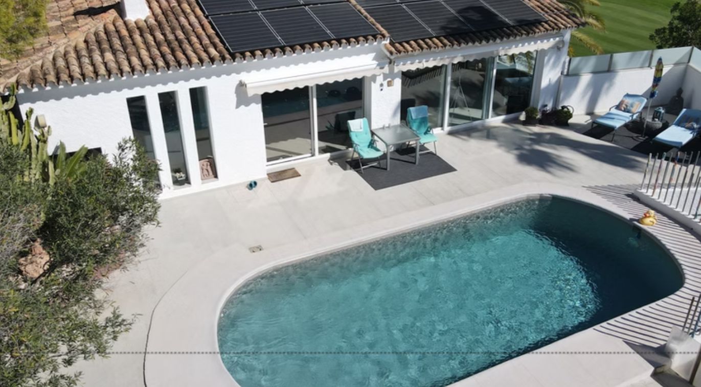 Villa rénovée en première ligne de golf à San Jaime, Benissa, avec vue sur la mer et appartement d'invités.
