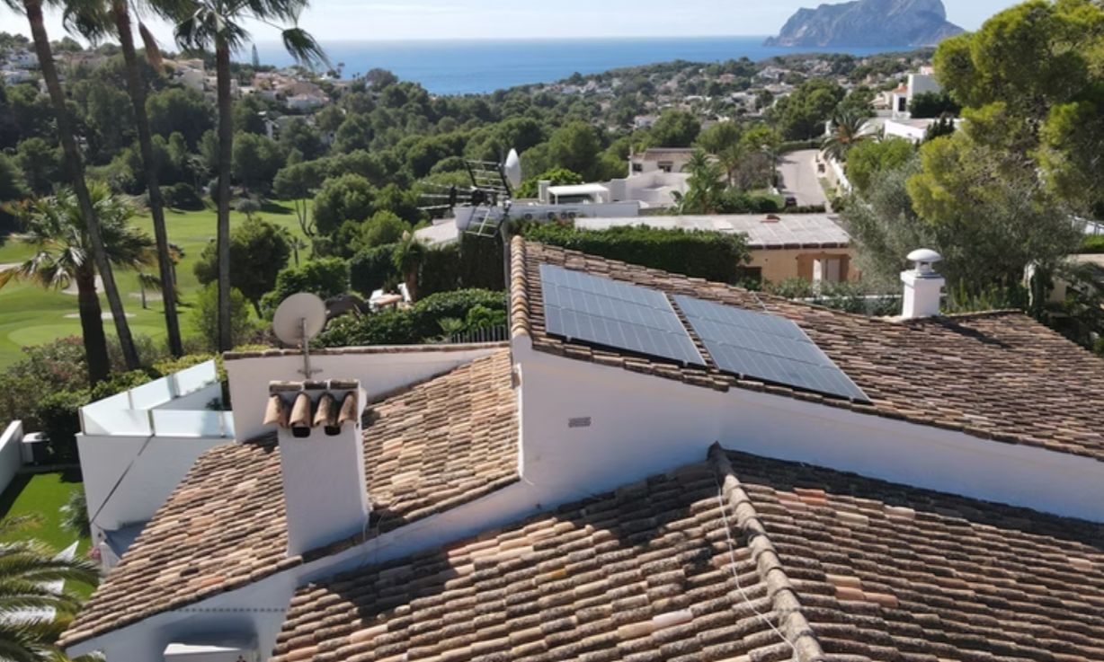 Villa rénovée en première ligne de golf à San Jaime, Benissa, avec vue sur la mer et appartement d'invités.