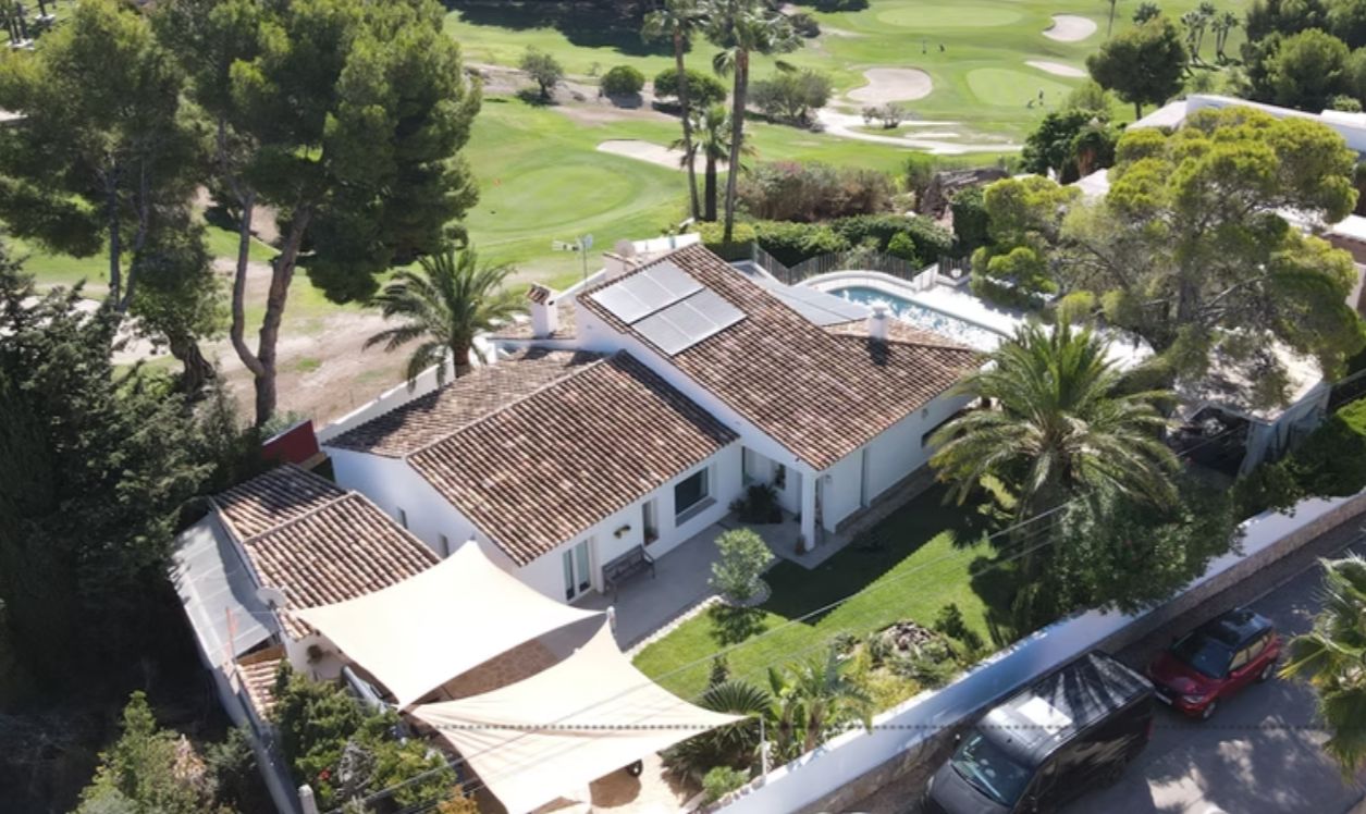 Villa rénovée en première ligne de golf à San Jaime, Benissa, avec vue sur la mer et appartement d'invités.