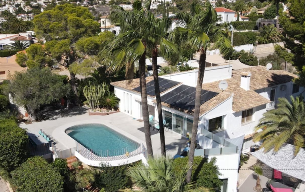 Villa rénovée en première ligne de golf à San Jaime, Benissa, avec vue sur la mer et appartement d'invités.