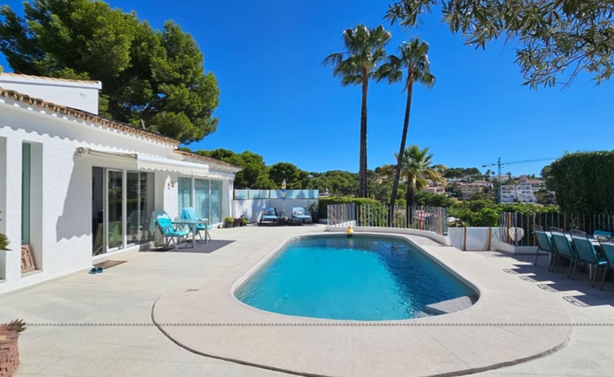 Villa rénovée en première ligne de golf à San Jaime, Benissa, avec vue sur la mer et appartement d'invités.