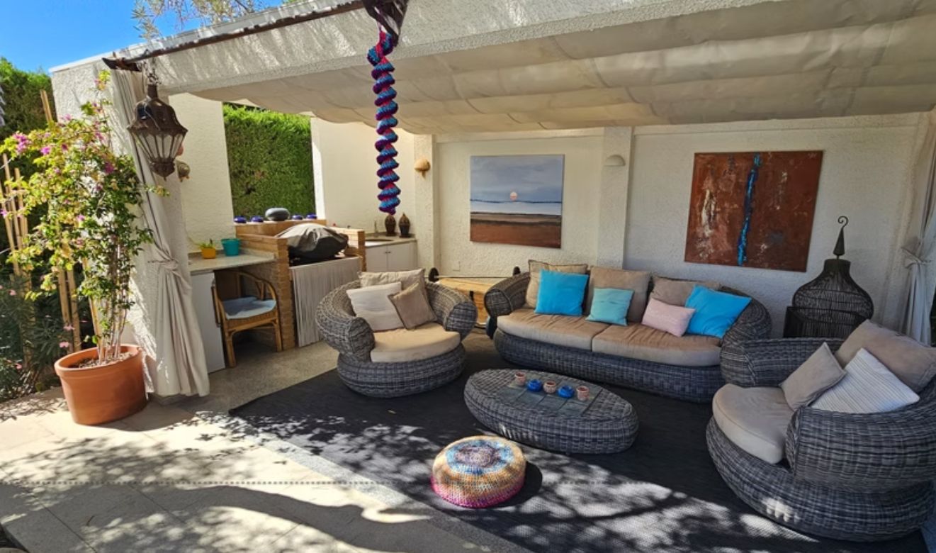 Villa rénovée en première ligne de golf à San Jaime, Benissa, avec vue sur la mer et appartement d'invités.