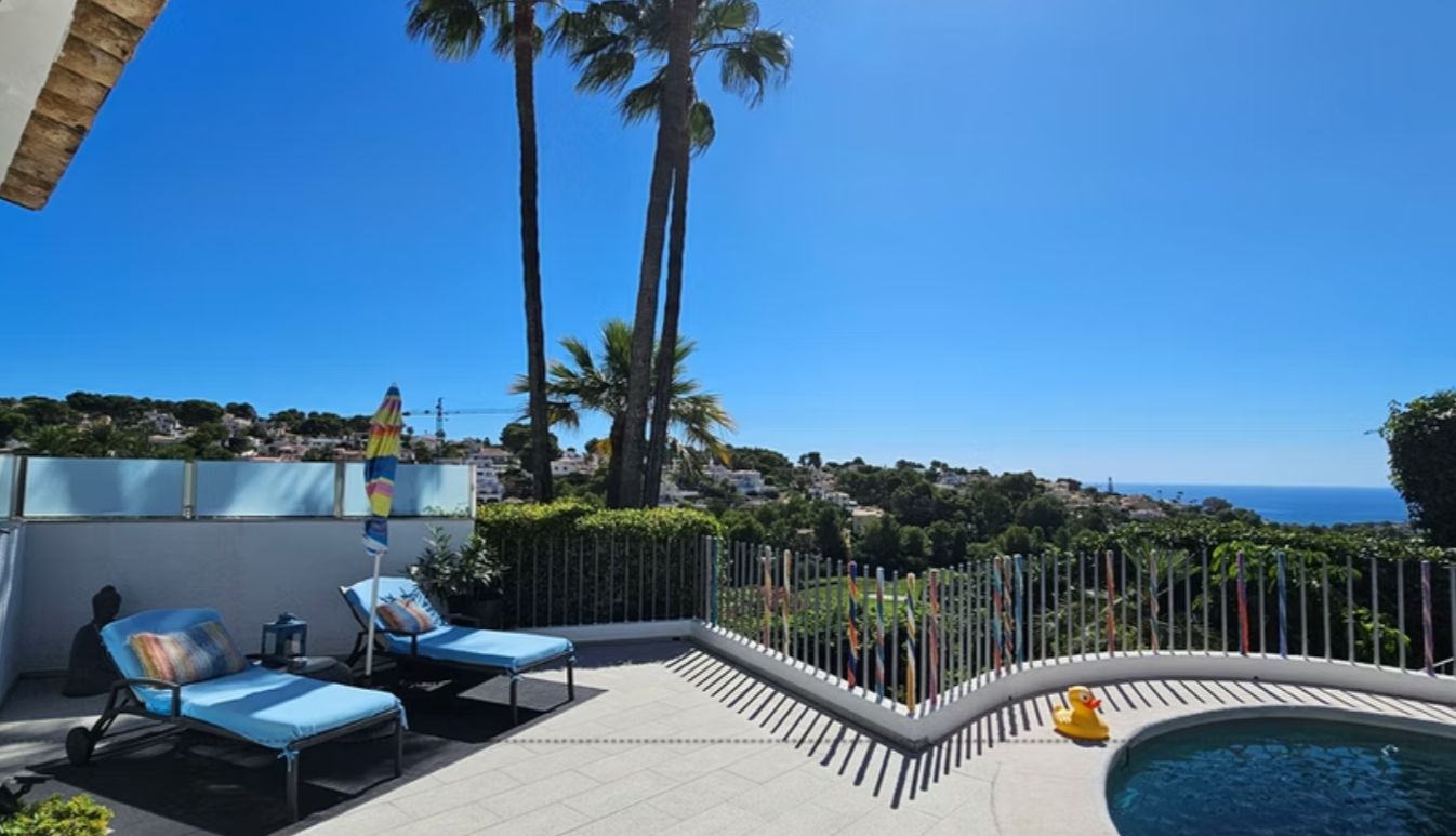 Villa rénovée en première ligne de golf à San Jaime, Benissa, avec vue sur la mer et appartement d'invités.
