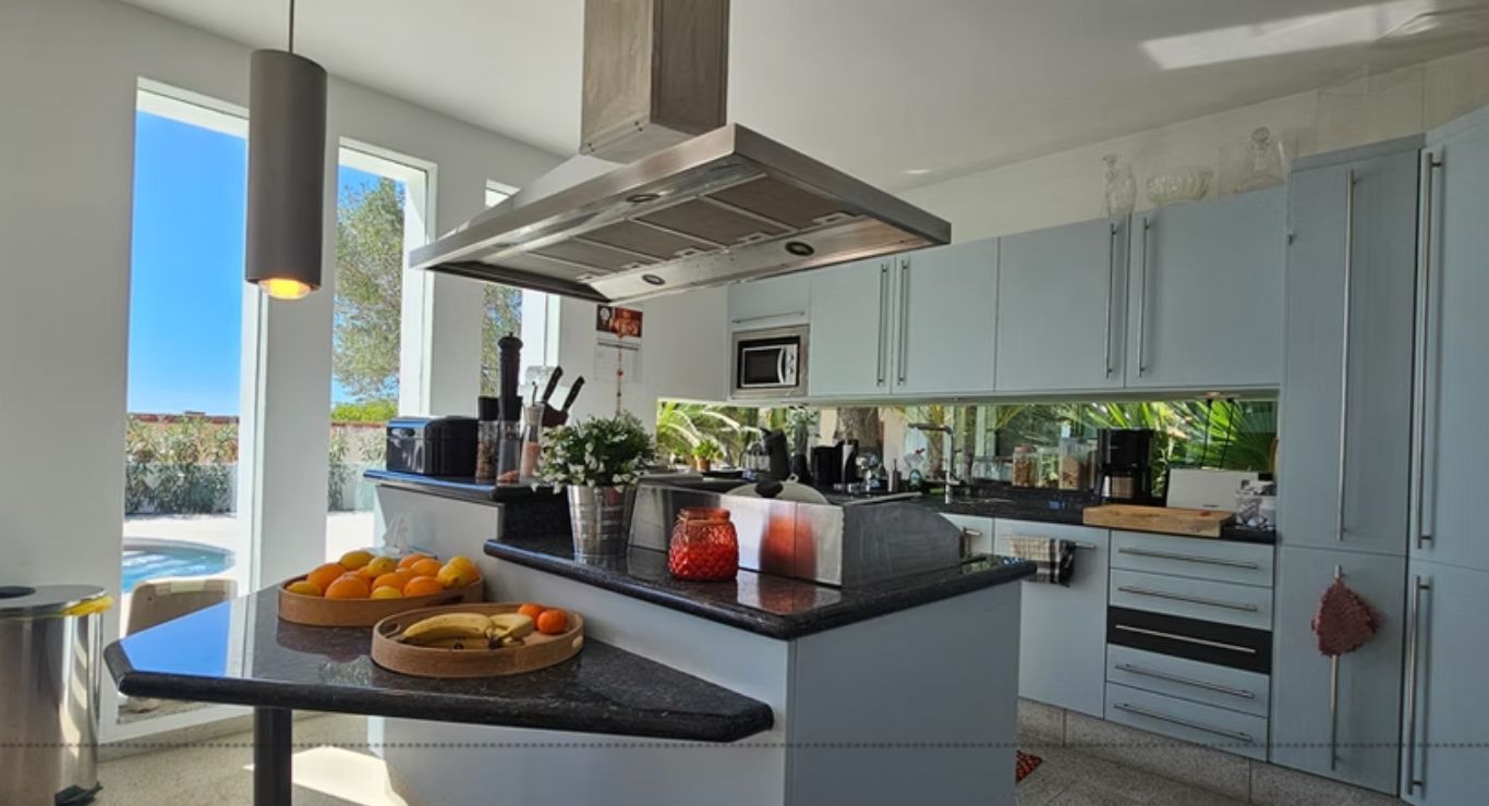 Villa rénovée en première ligne de golf à San Jaime, Benissa, avec vue sur la mer et appartement d'invités.
