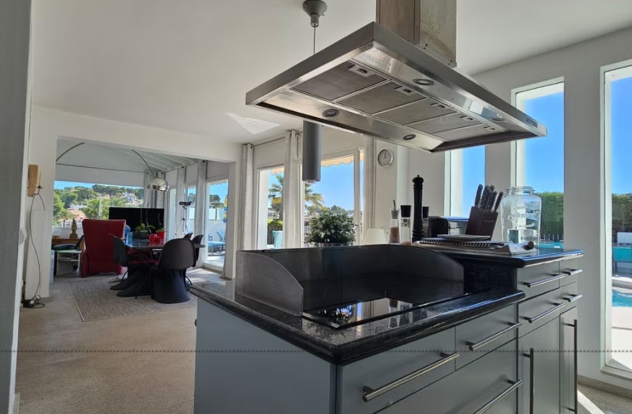Villa rénovée en première ligne de golf à San Jaime, Benissa, avec vue sur la mer et appartement d'invités.